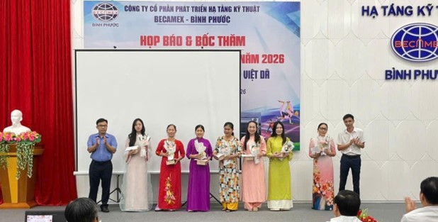 Lãnh đạo Công ty tặng hoa và quà cho CB, CNV và NLĐ nữ Công ty