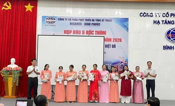 Lãnh đạo Công ty tặng hoa và quà cho CB, CNV và NLĐ nữ Công ty