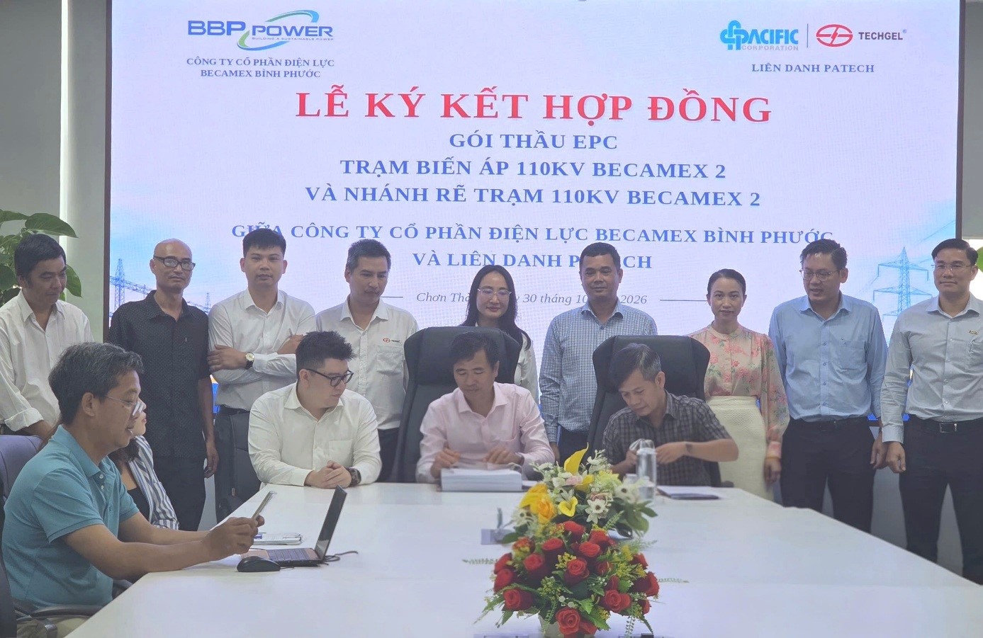 Đại diện Chủ đầu tư và Liên danh nhà thầu PATECH thực hiện nghi thức ký kết Hợp đồng EPC Trạm biến áp 110KV Becamex 2 và nhánh rẽ trạm 110KV Becamex 2