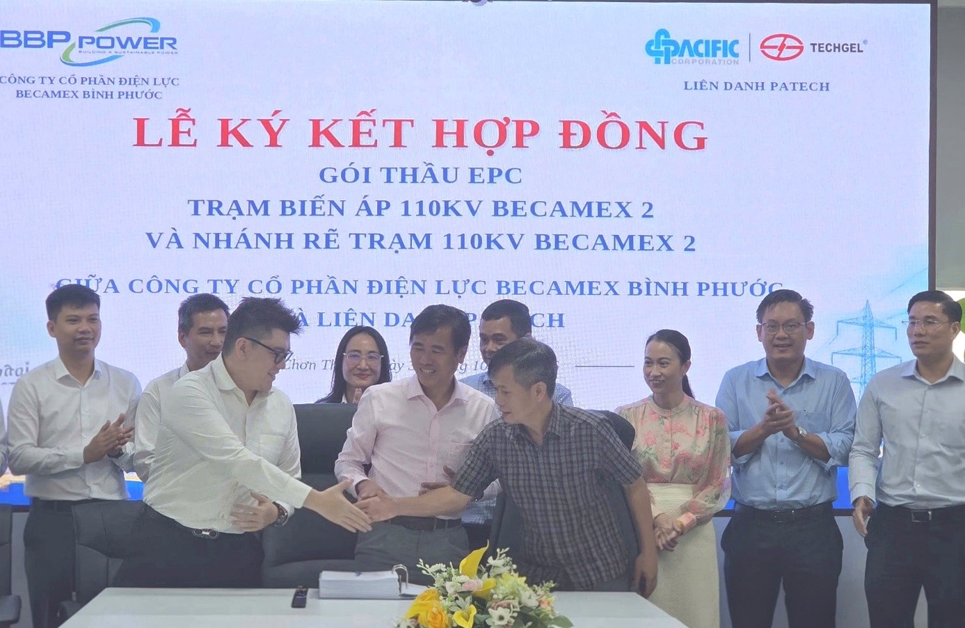 Đại diện Công ty Cổ phần Tập đoàn Thái Bình Dương và Công ty Becamex Bình Phước cùng bắt tay thể hiện tinh thần hợp tác và quyết tâm triển khai gói thầu