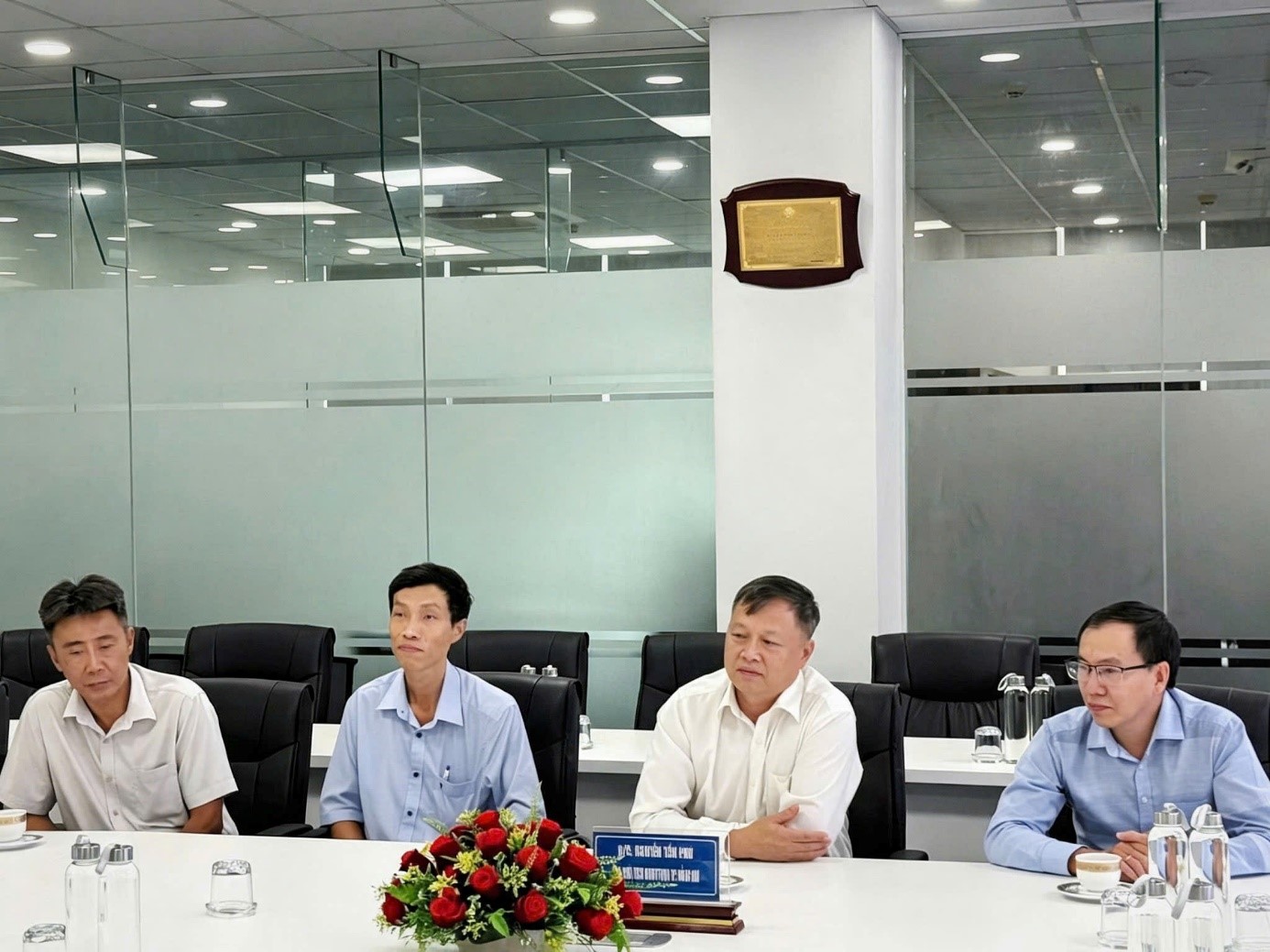 Ông Nguyễn Tấn Phú phát biểu tại buổi làm việc gặp gỡ và…. Ông Nguyễn Tấn Phú phát biểu tại buổi làm việc gặp gỡ và….