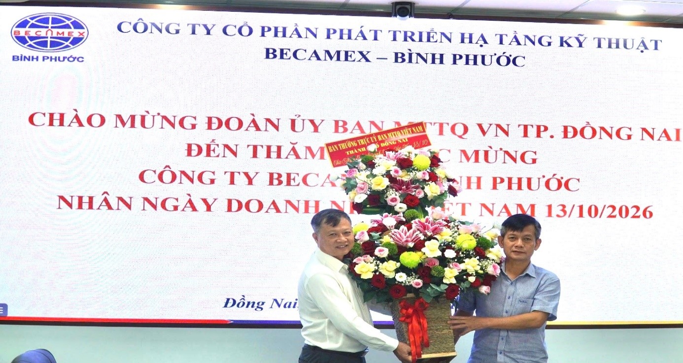 … trao tặng lẵng hoa chúc mừng cho Ban lãnh đạo Công ty Becamex – Bình Phước … trao tặng lẵng hoa chúc mừng cho Ban lãnh đạo Công ty Becamex – Bình Phước
