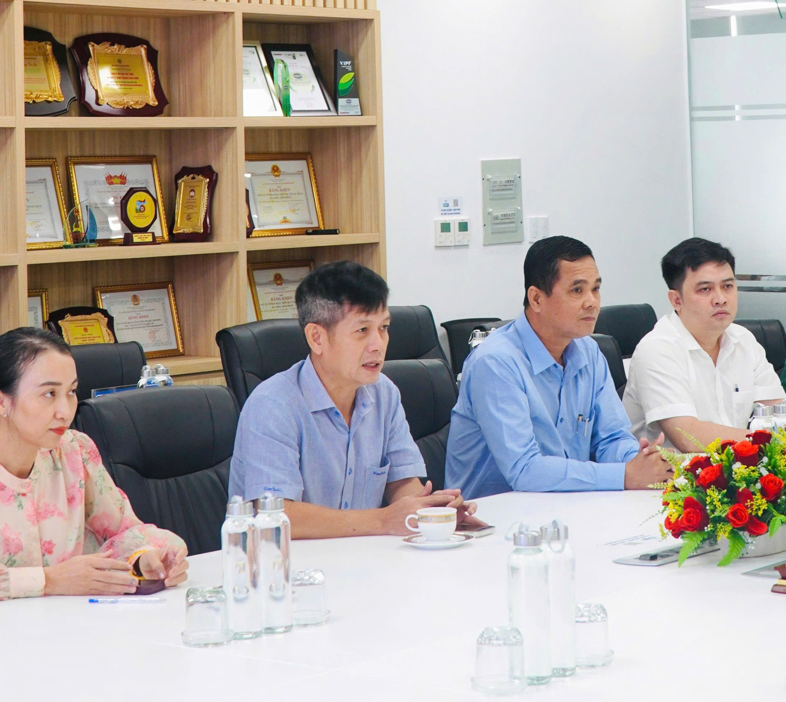 Ông Đặng Văn Dũng – Tổng Giám đốc Công ty, phát biểu tại buổi gặp gỡ Ông Đặng Văn Dũng – Tổng Giám đốc Công ty, phát biểu tại buổi gặp gỡ